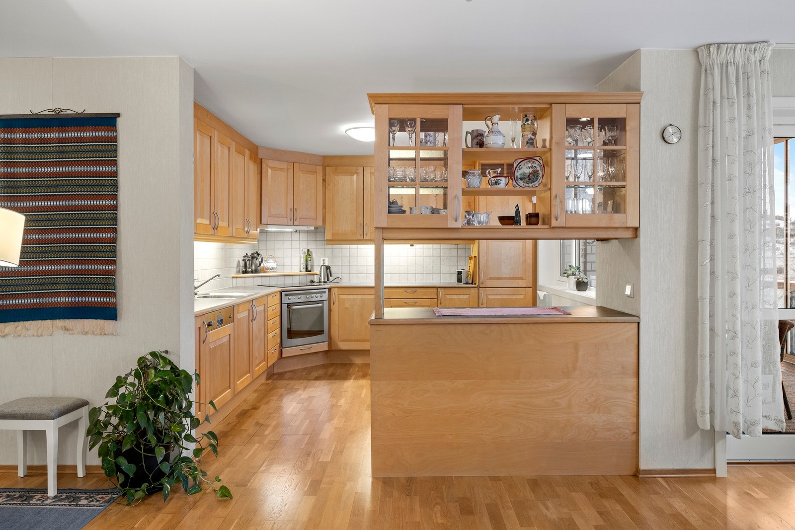 Kjøkkenet ligger i en delvis åpen løsning mot stuen Galleribilde