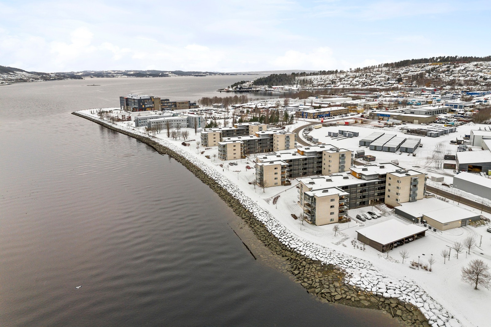 Populære elvepromenaden er rett utenfor blokka. Promenaden er tilrettelagt for rullestol- og rullator. Galleribilde