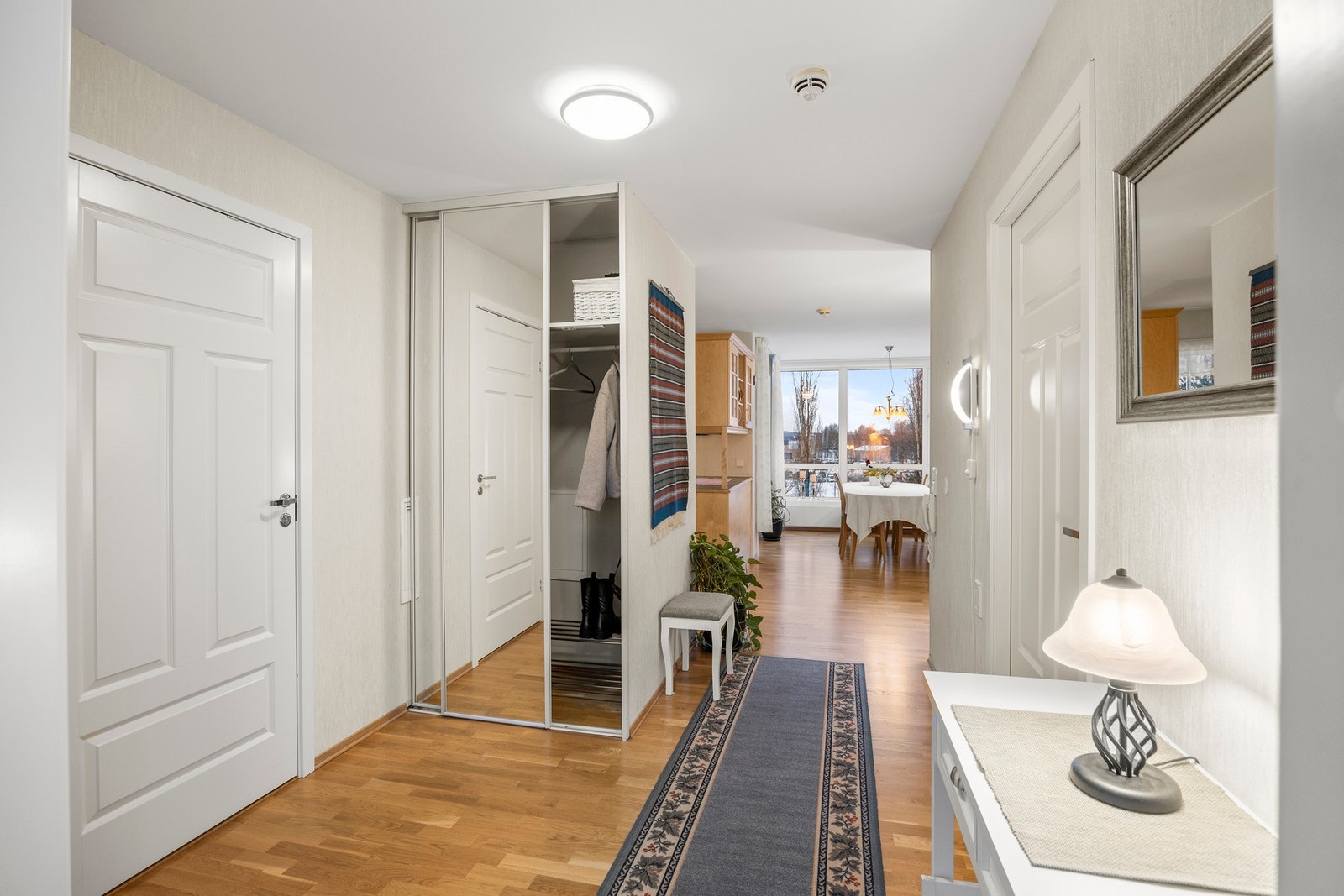 Gang - 9 kvm. Praktisk skyvedørsgarderobe. Galleribilde