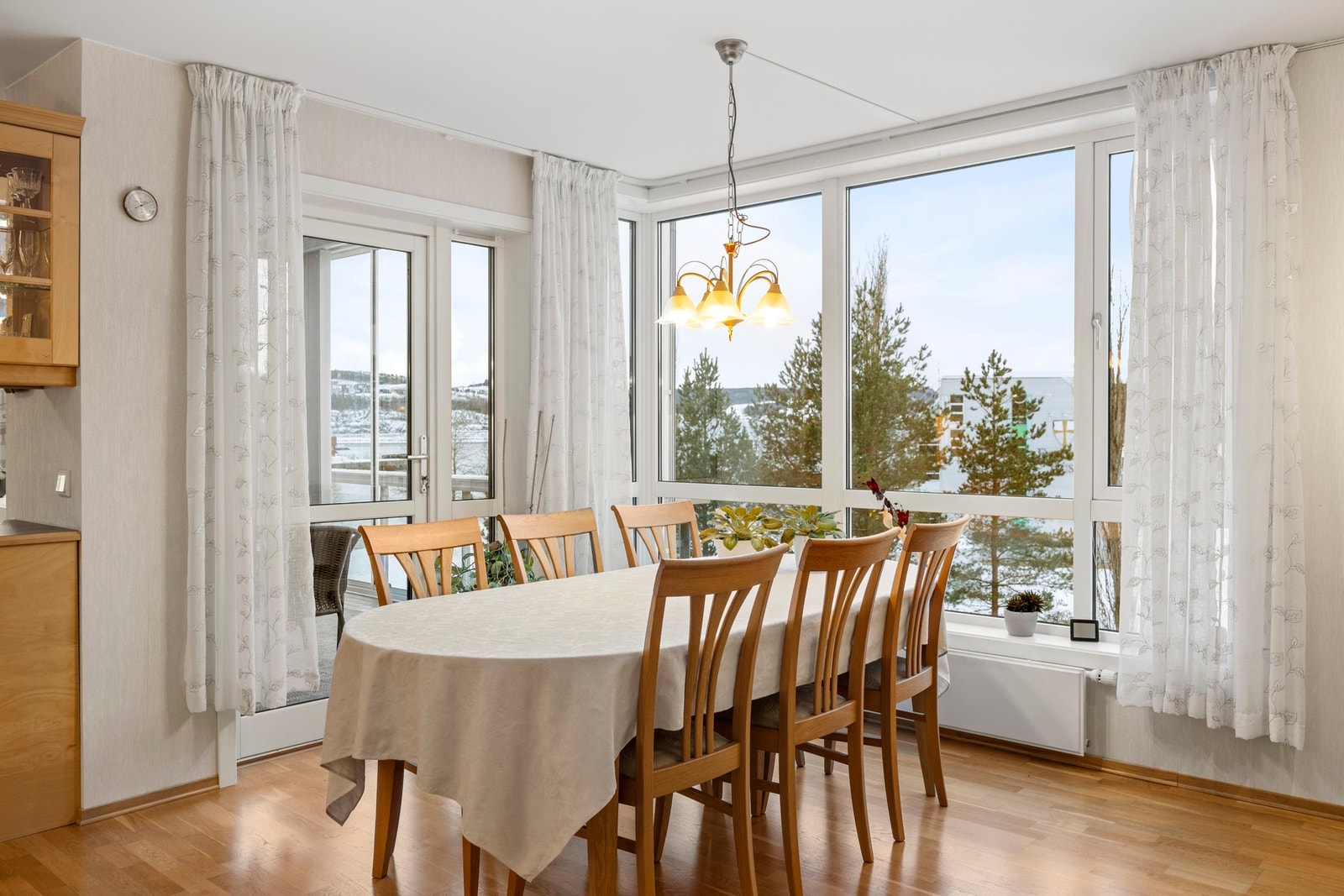 Fra spisebordet kan man også nyte utsikt mot elva Galleribilde