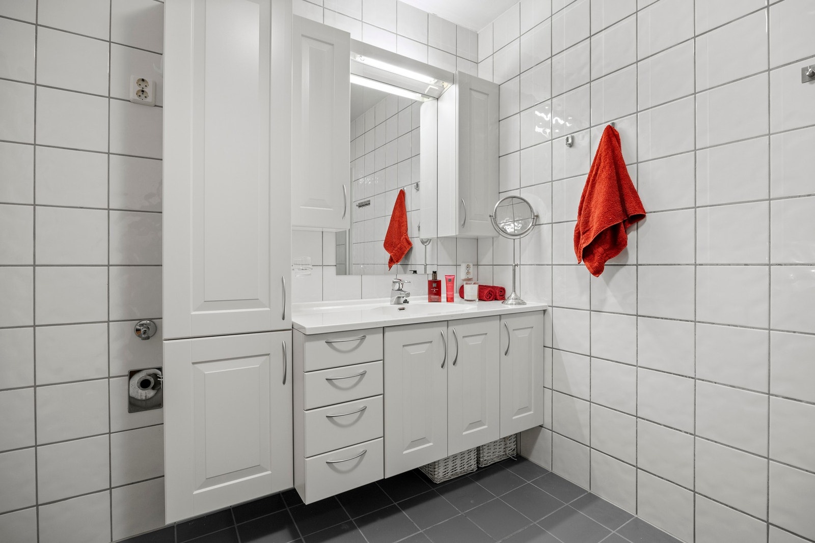 Utstyrt med innfellbare dusjdører, toalett, servantskap og opplegg for vaskemaskin Galleribilde