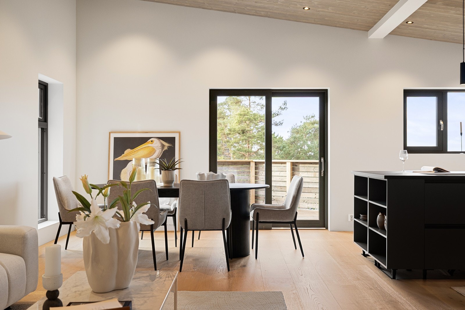 De lyse overflatene og høyt under taket skaper en meget god romfølelse Galleribilde