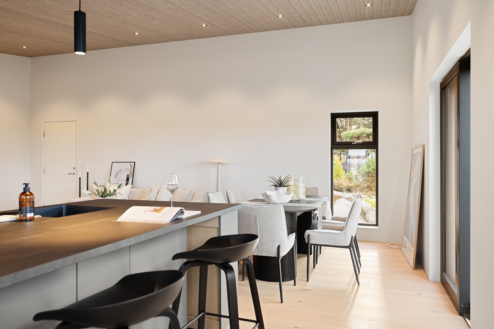 Praktisk kjøkkenøy som gir ekstra lagring, arbeidsplass og en sosial samlingsplass Galleribilde