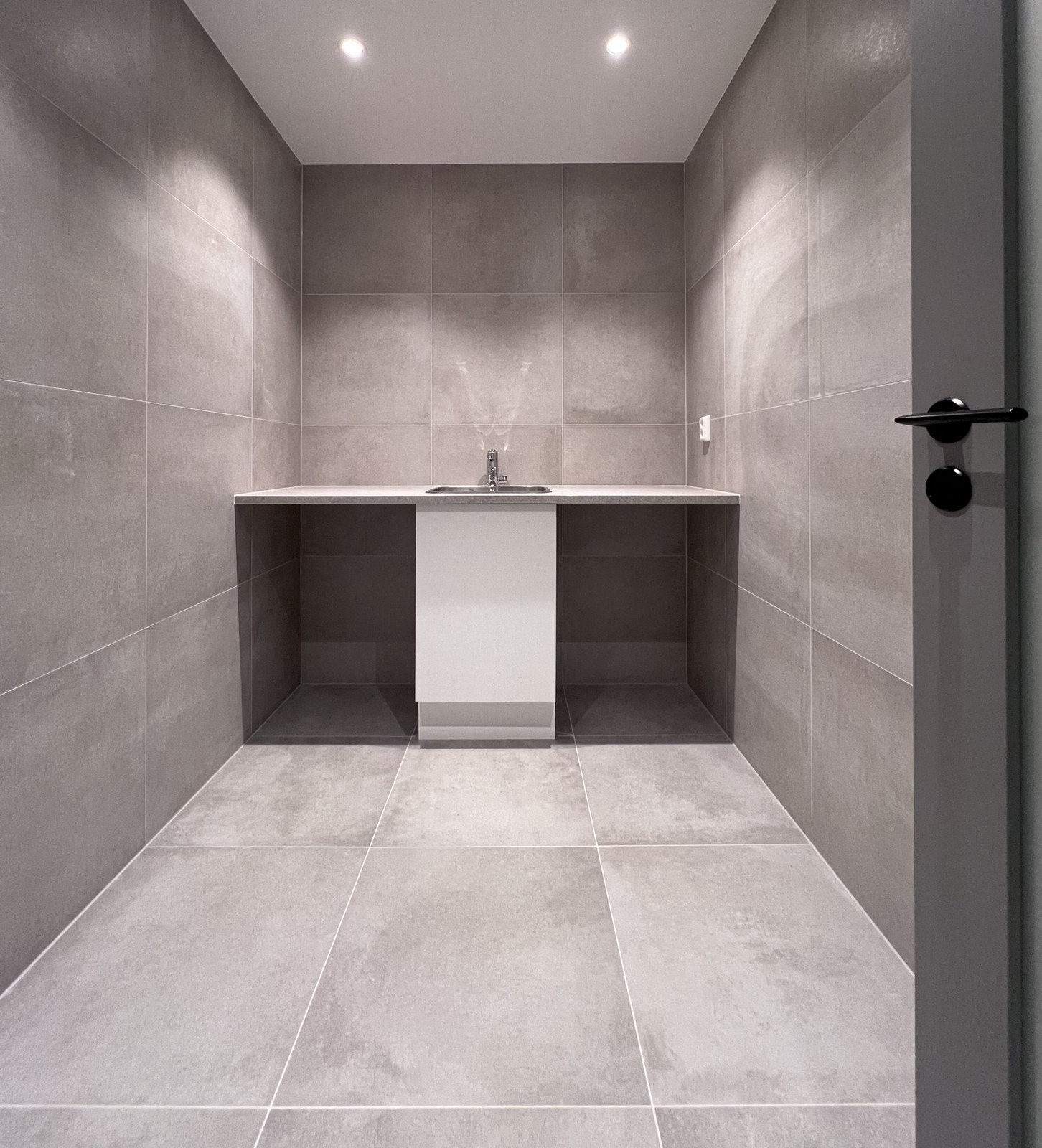 Fra badet er det tilgang til et stort og romslig vaskerom Galleribilde