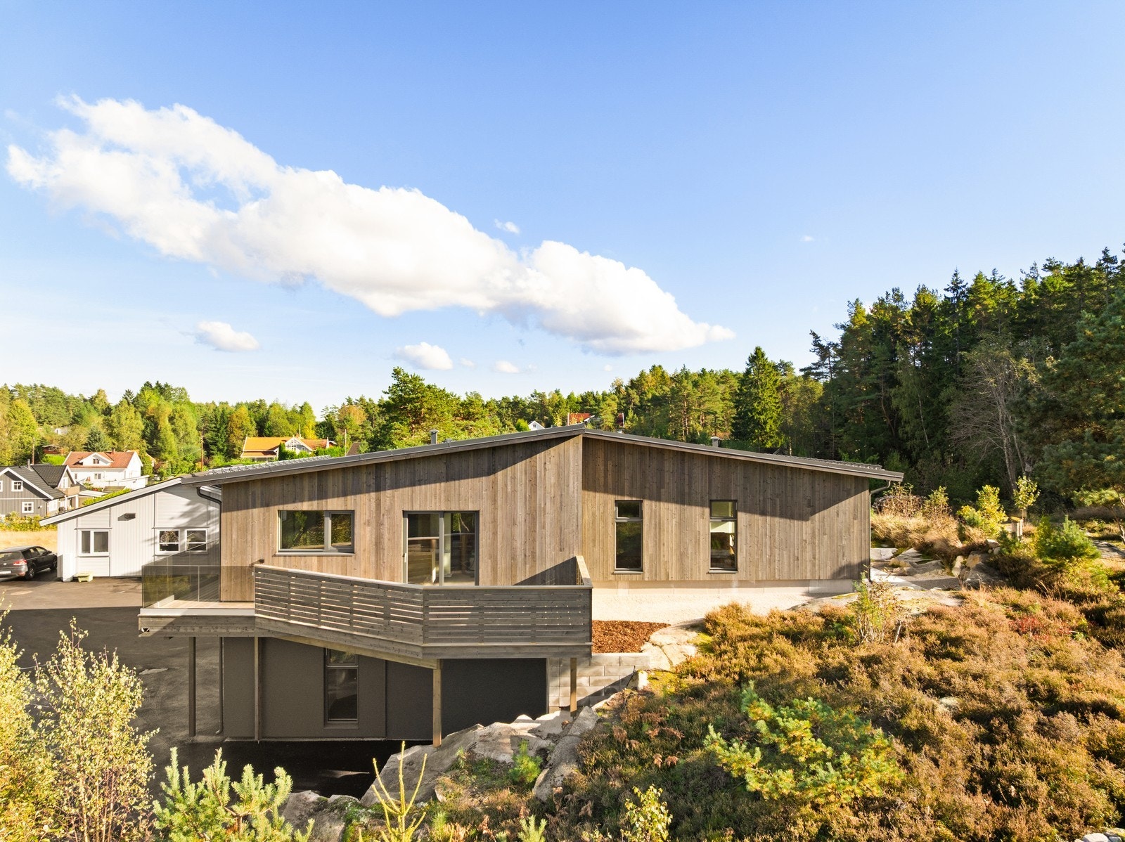 Fra stuen har man utgang til stor veranda Galleribilde