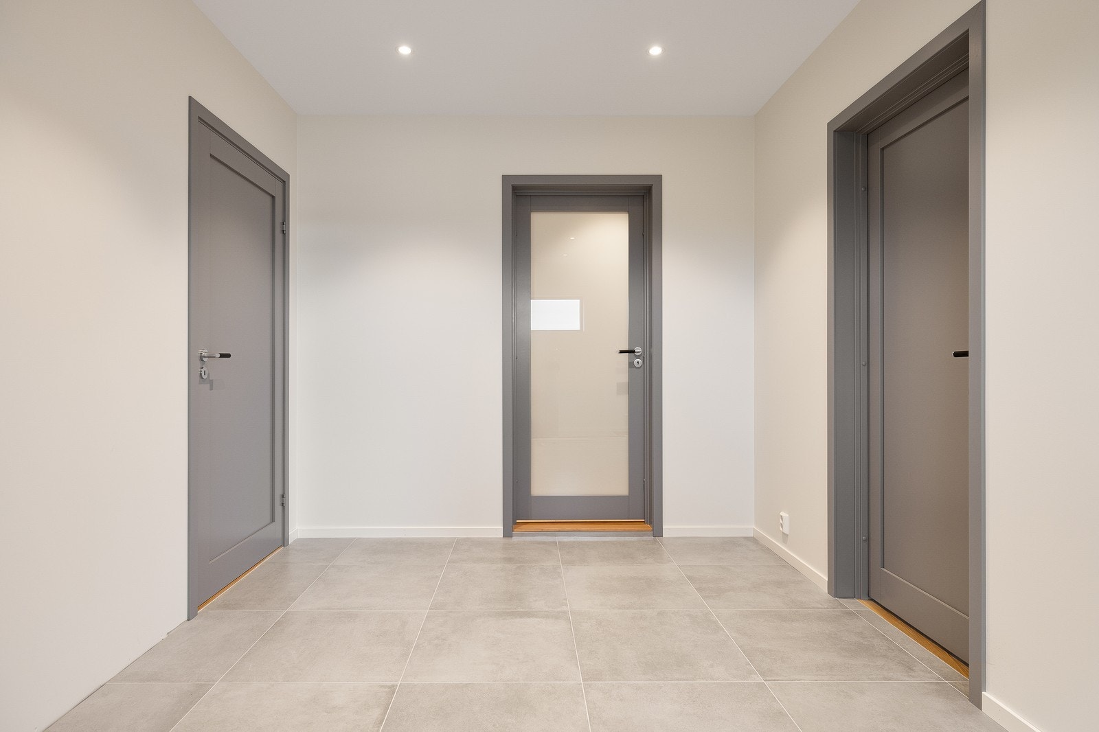 Fra entreen er det direkte tilgang til garasjen. Rett frem er badet, og til høyre et soverom. Galleribilde