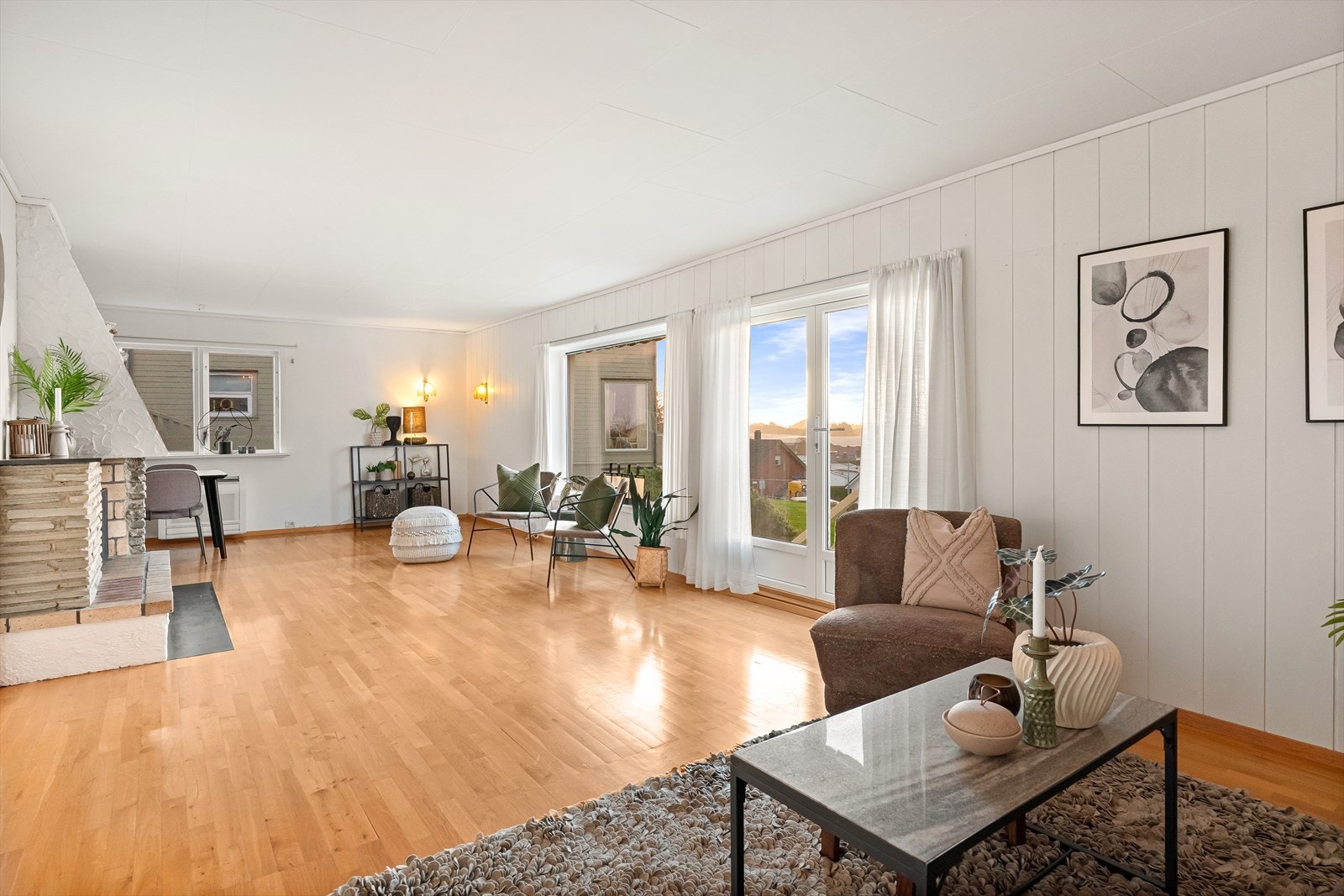 Romslig stue med flere soner og koselig peis. Galleribilde