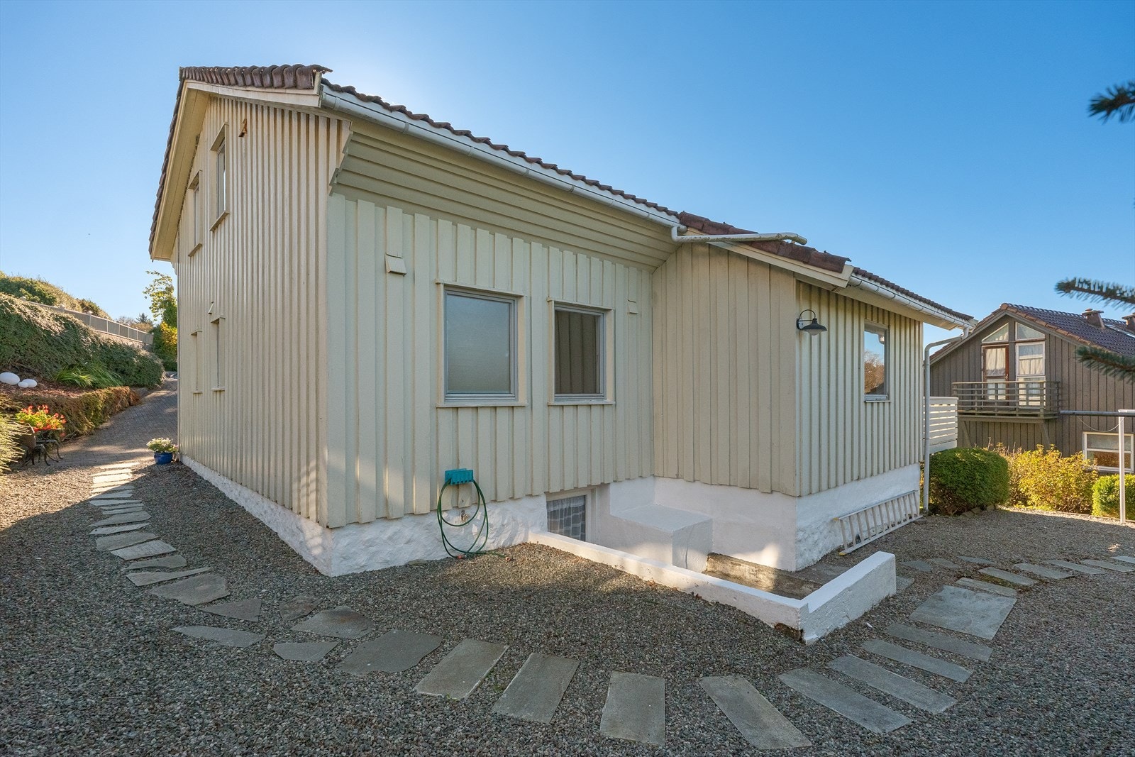 Det er egen inngang til kjelleretasjen. Galleribilde