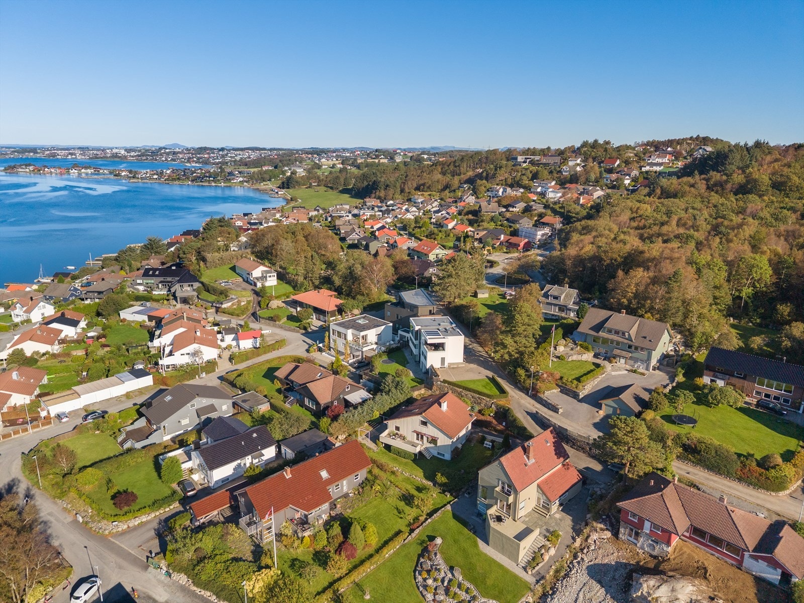 Boligen ligger sør- vestvendt. Har herlig balkong/terrasse og koselig hage med meget gode solforhold dagen lang. Galleribilde