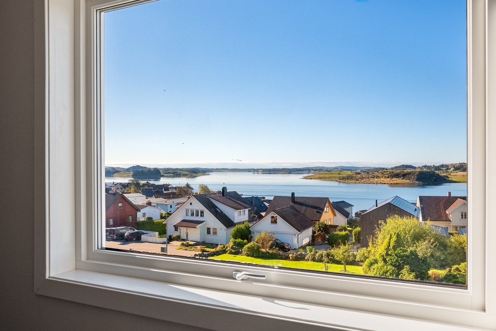 Boligen har en meget flott beliggenhet med nydelig utsikt over historiske Hafrsfjorden. Galleribilde
