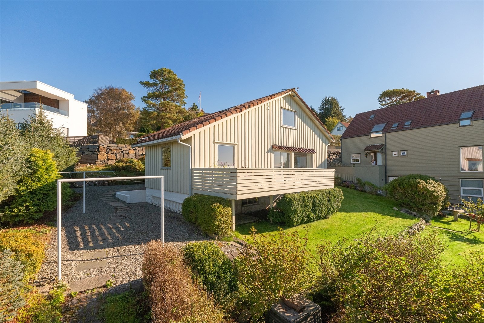 Hagen er pent opparbeidet med plen, busker og epletre mm. Galleribilde