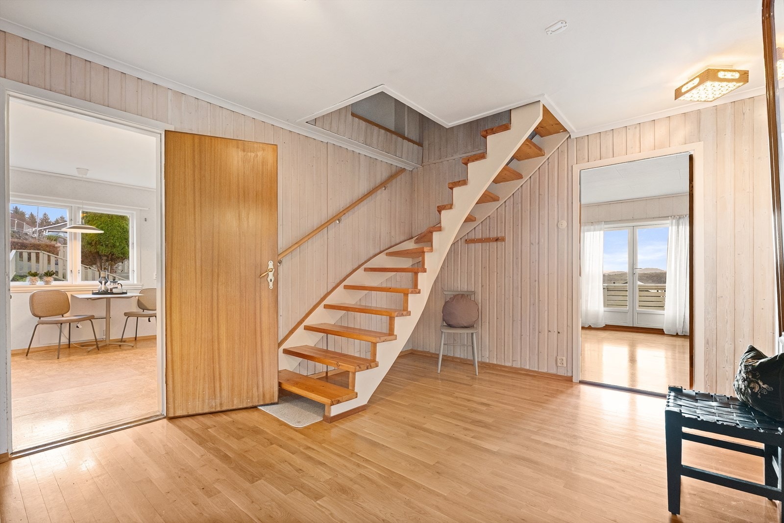 Boligen er opprinnelig fra 1959, men påbygget med tilbygg i 1 et. i 1977. Boligen er meget spennende, men trenger modifisering etter ønsker og behov. Galleribilde