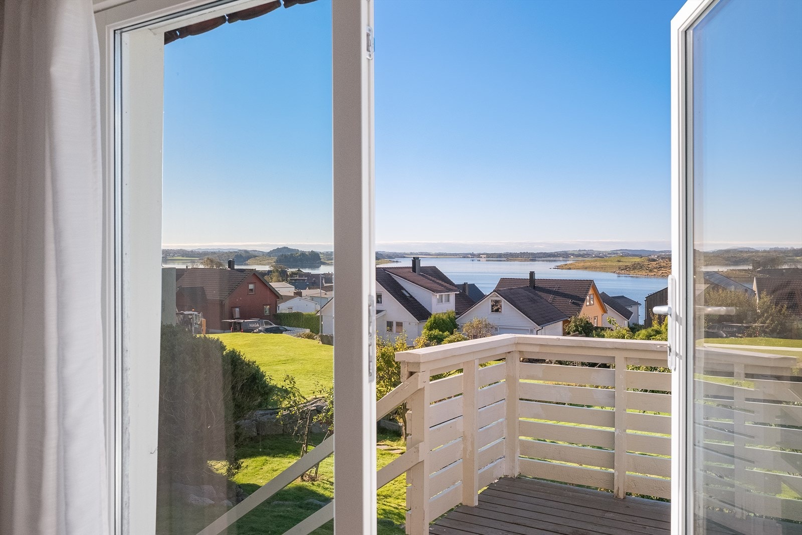 Boligen ligger i både maritime og landlige omgivelser uten gjennomgangstrafikk. Galleribilde