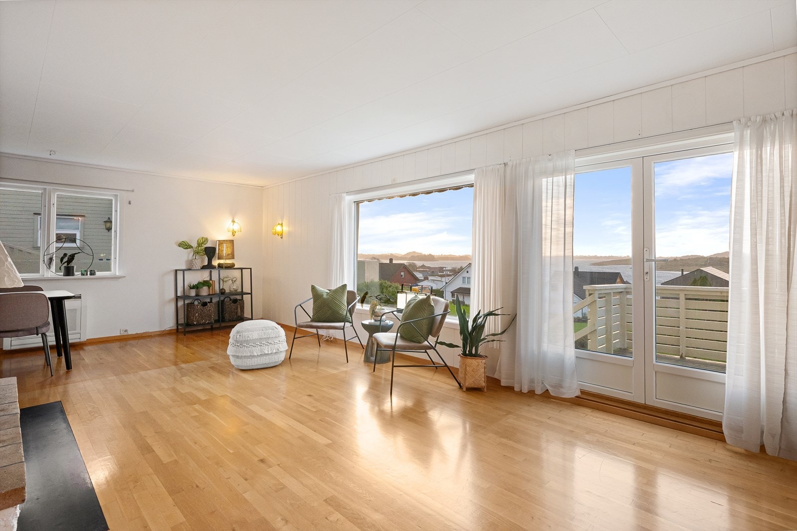 Fra stuen er det utgang til balkong/terrasse med trapp ned til hagen. Galleribilde