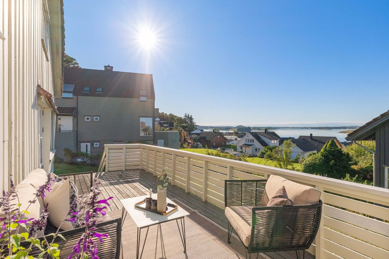 Tenk å nyte frokosten her - enten inne eller ute, mens en nyter utsikten mot fjorden! Galleribilde