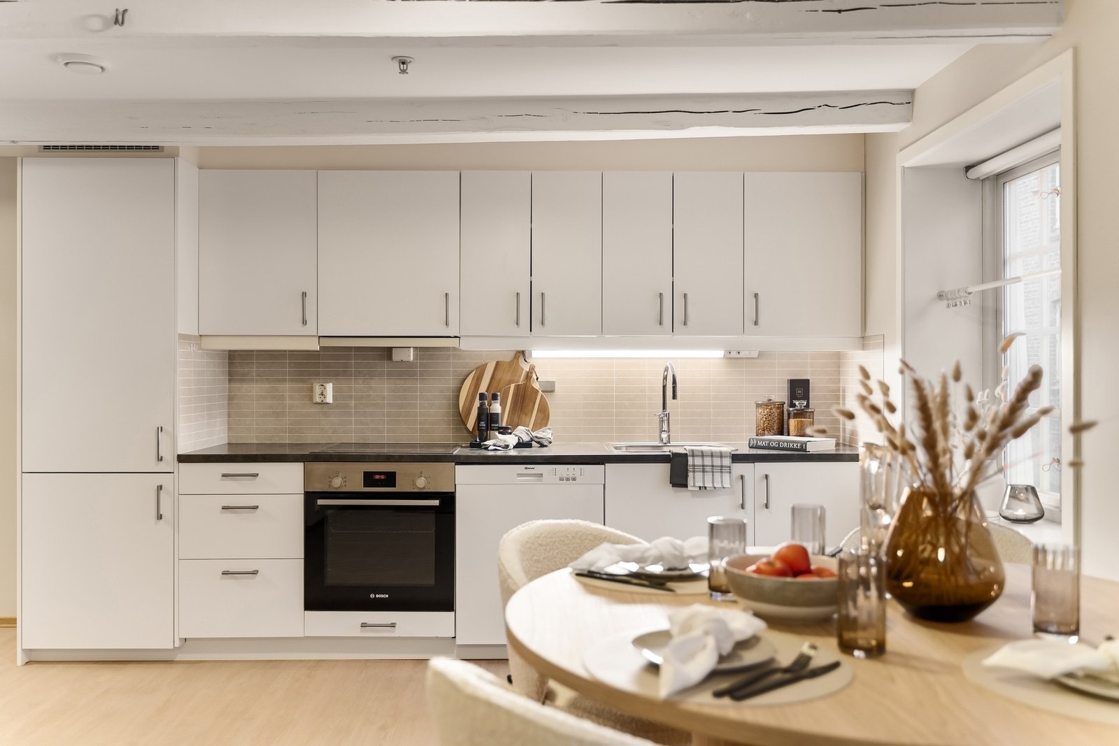 Rommet er åpent, kokkeler og underhold samtidig Galleribilde