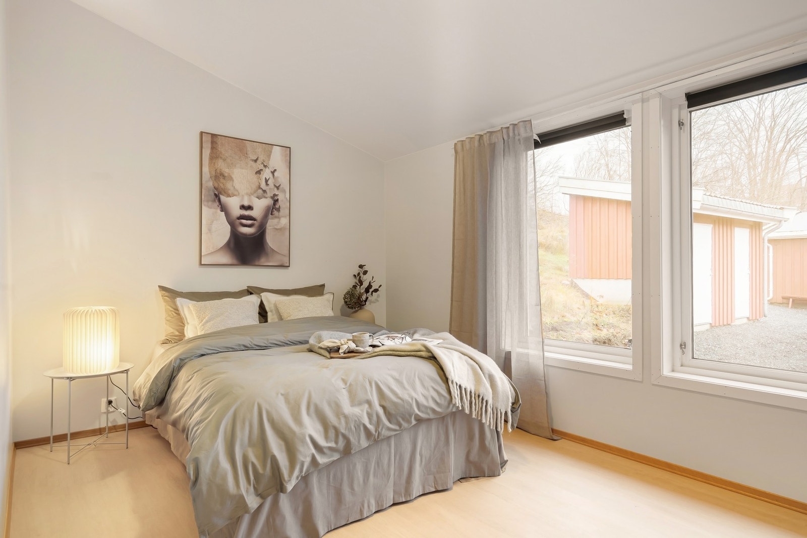 Hovedsoverommet har god plass til garderobe og eget walk in closet Galleribilde