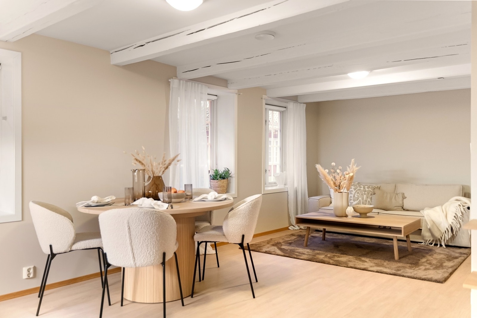 Boligen er stylet av Kid Amfi Moss og interiøret kan kjøpes - kontakt megler for info om møbelpakke Galleribilde