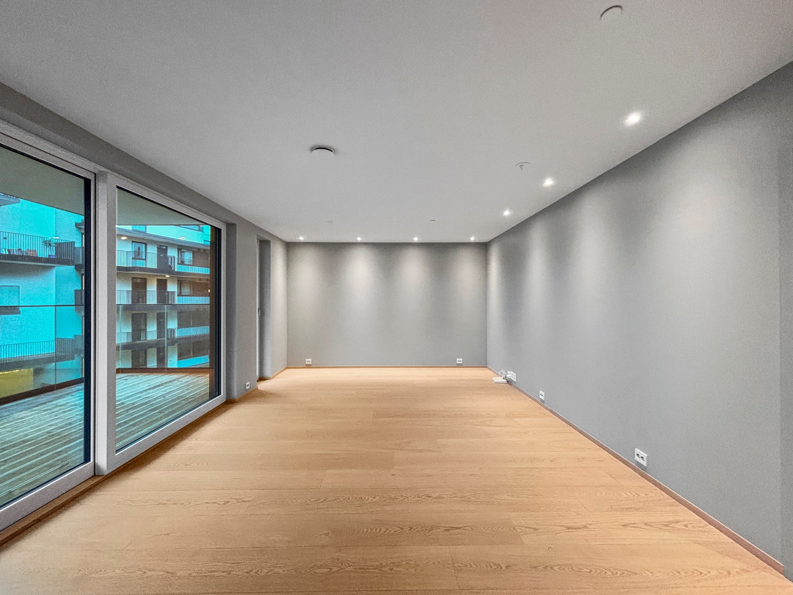 Leiligheten har en romslig stue med utgang til en hyggelig balkong. Galleribilde