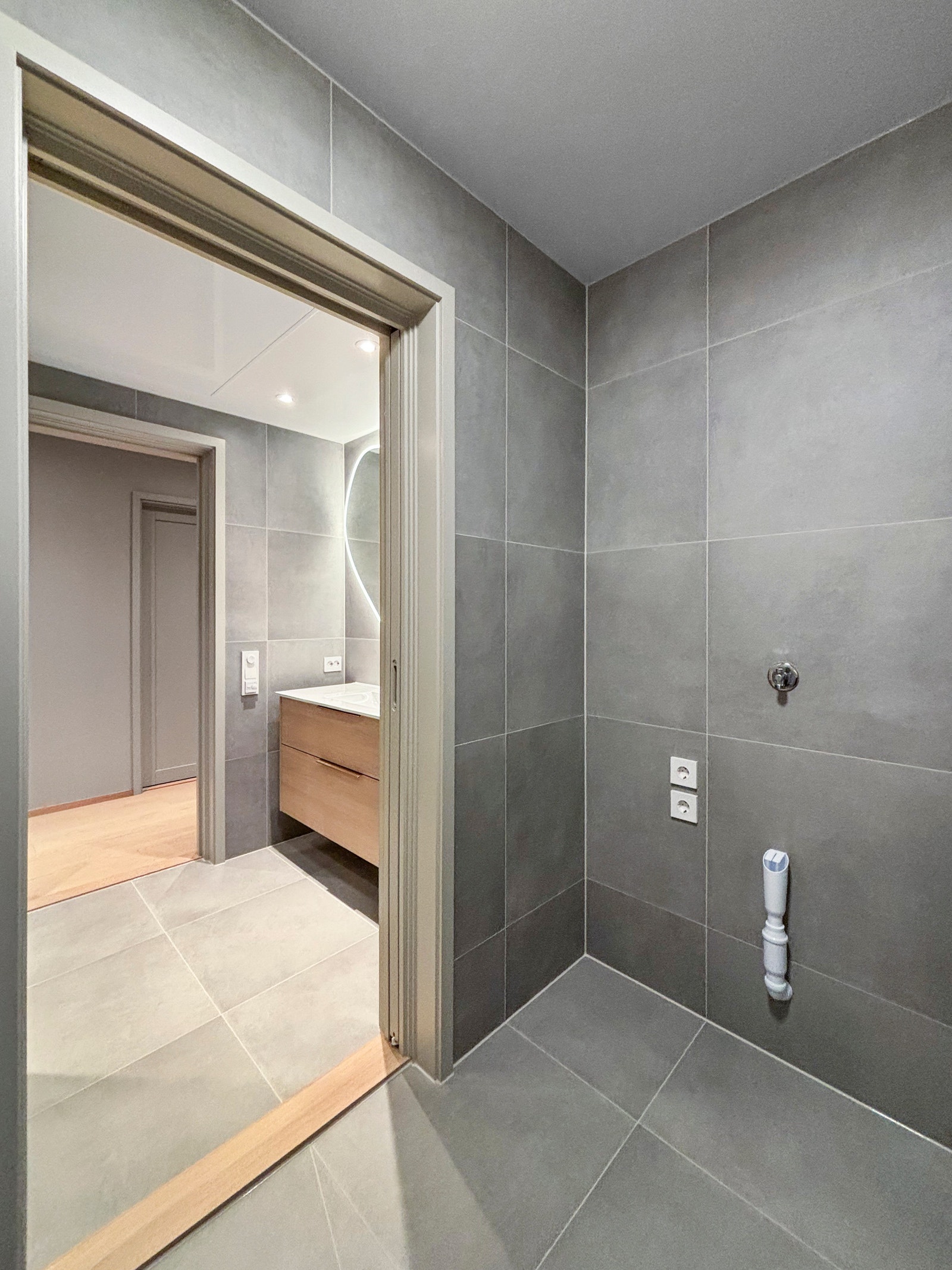 Fint vaskerom med fliser på gulv og vegger. Galleribilde