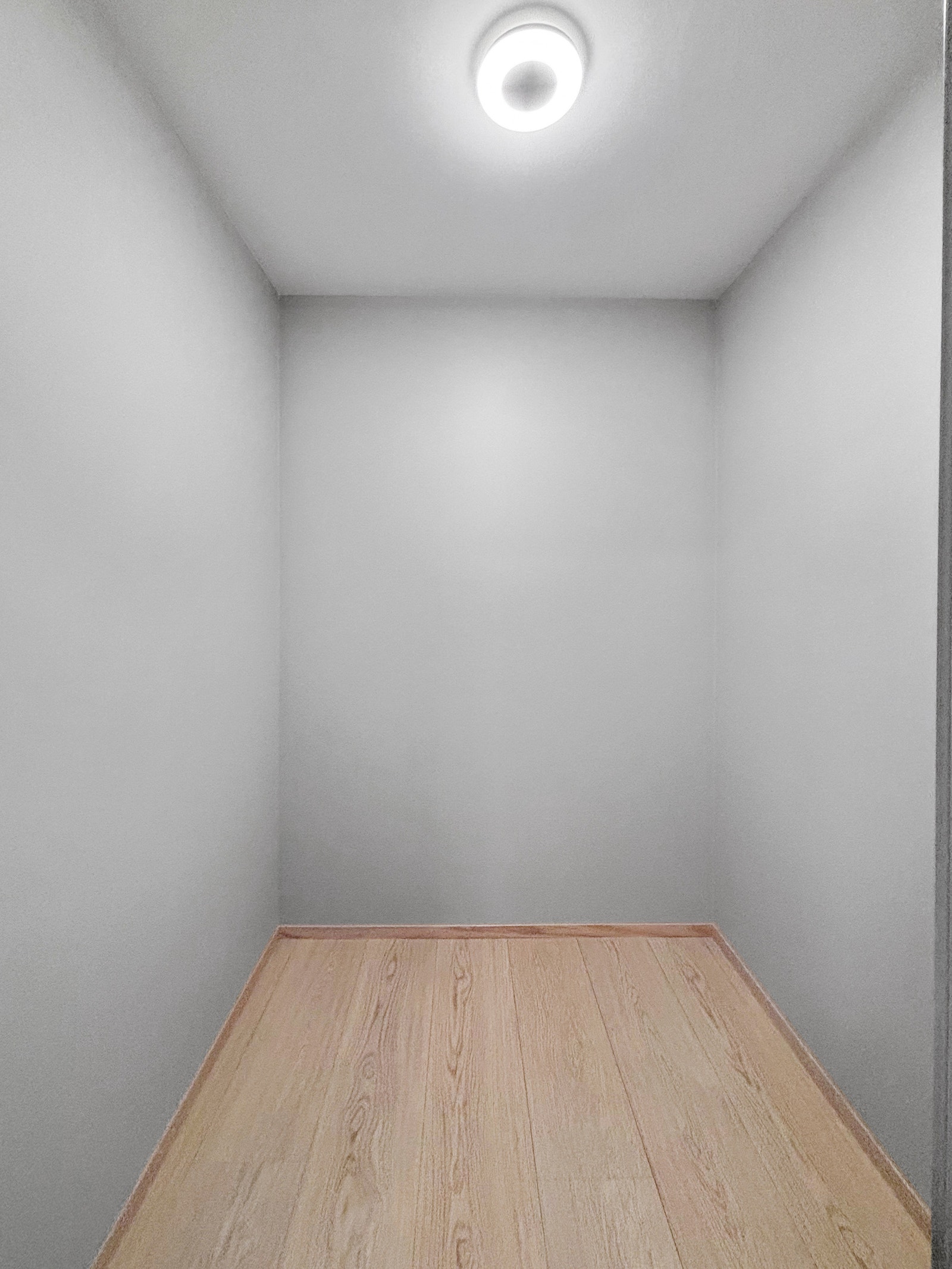 Walk - in closet. Galleribilde