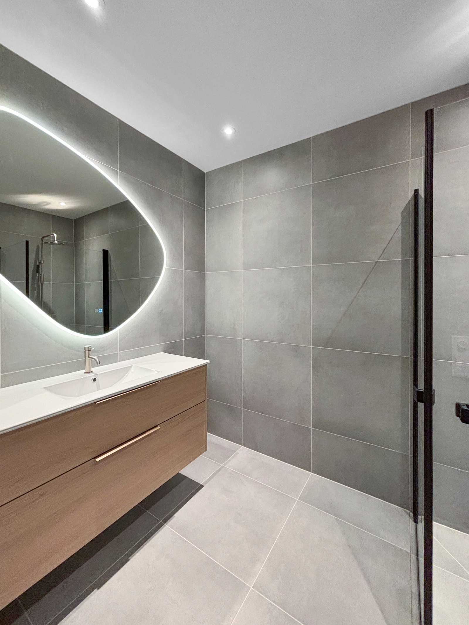 Baderom med dusjhjørne tilknyttet hovedsoverom. Galleribilde