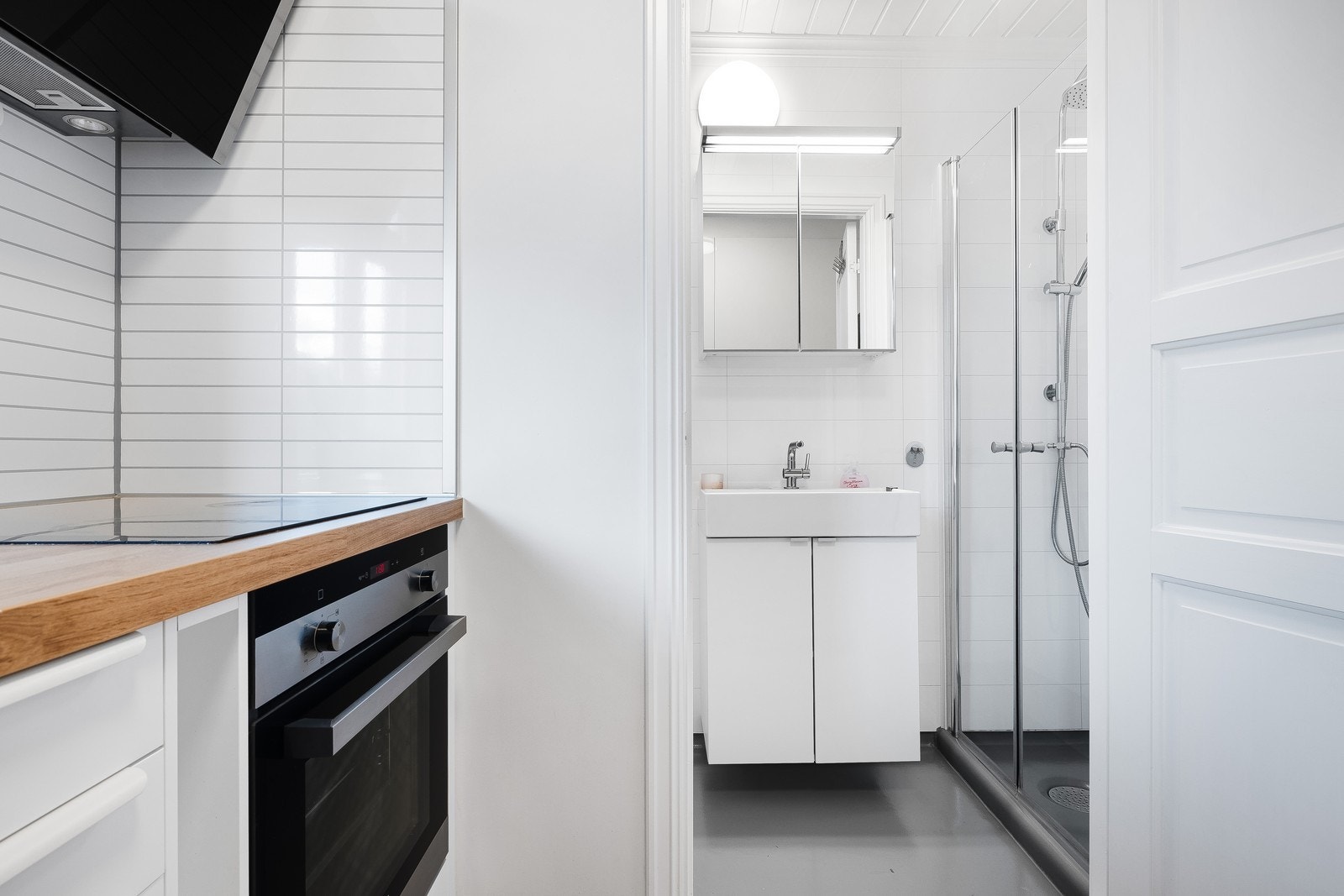 Fra kjøkken er det tilkomst til baderom. Galleribilde