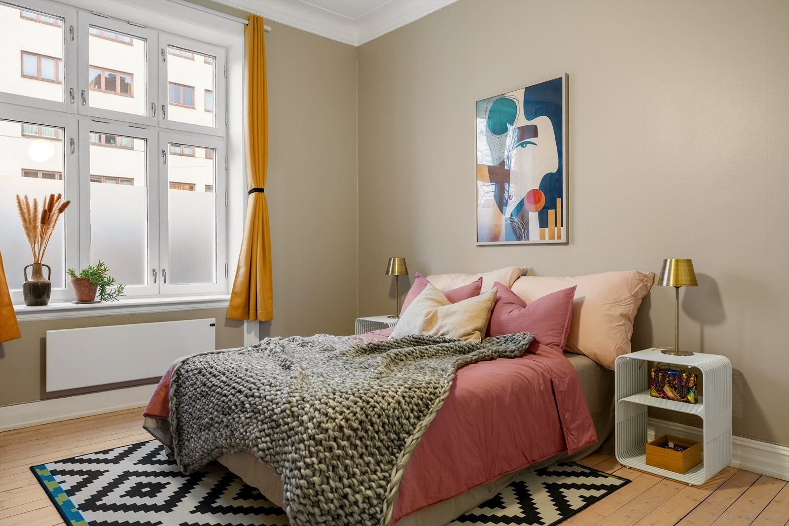 Det er store vinduer som gir mye naturlig lysinnslipp Galleribilde