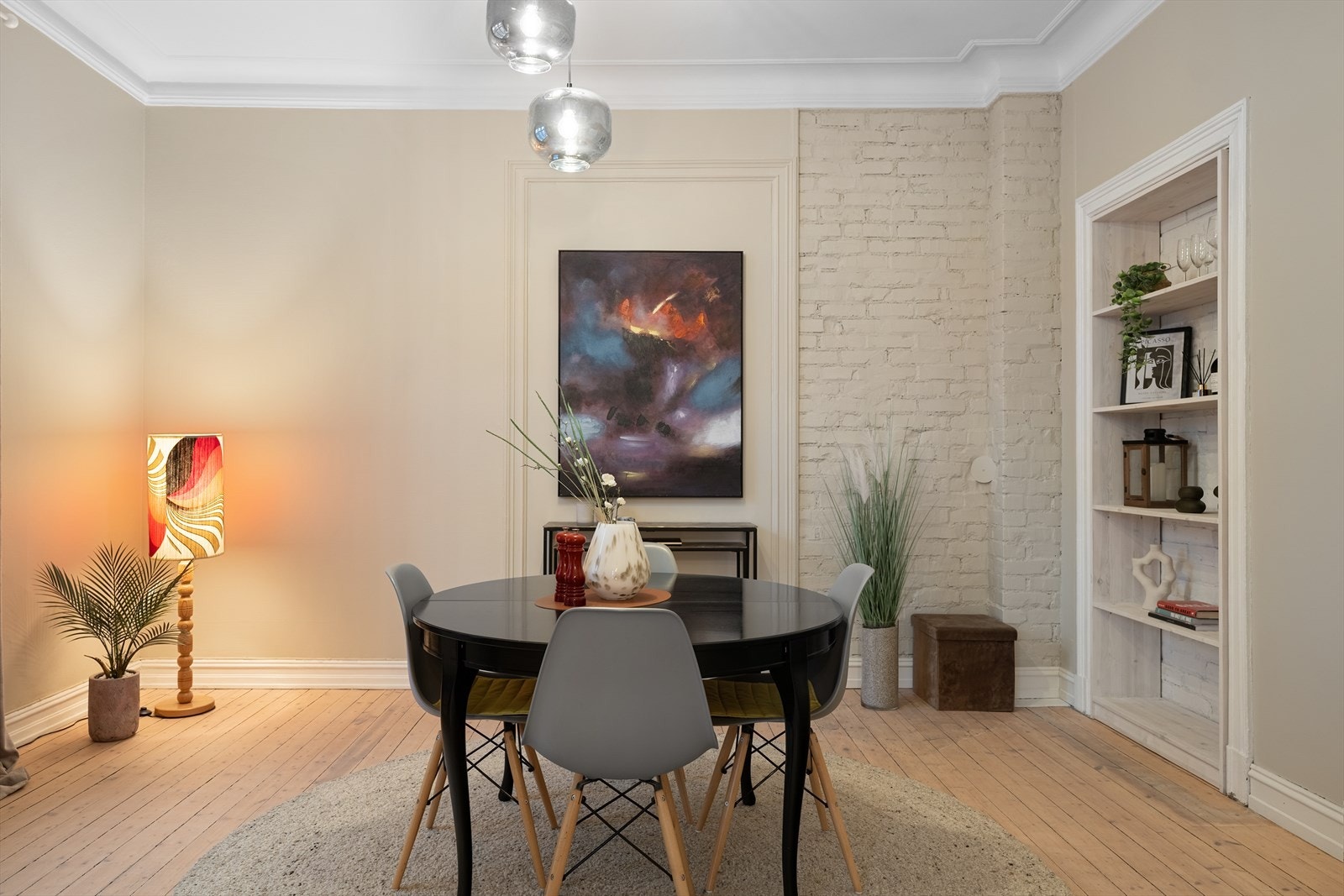 Flott spisestue med gjennomførte detaljer Galleribilde