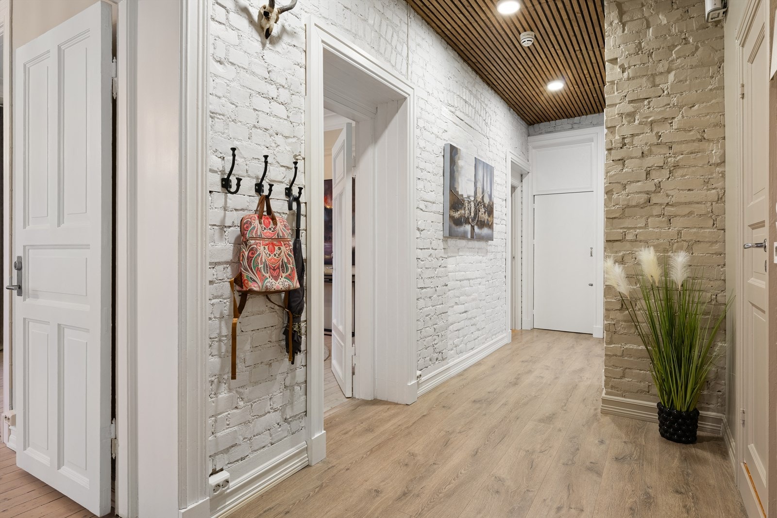 Lys og innbydende entré med plass til å henge fra seg yttertøy og sko Galleribilde