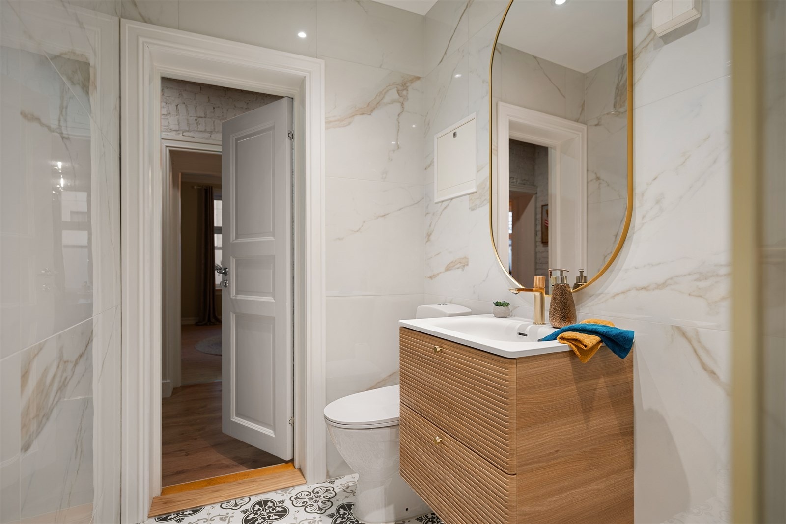 Det er installert wc, servant, servantskap, rørfordelingsskap og stoppekran Galleribilde