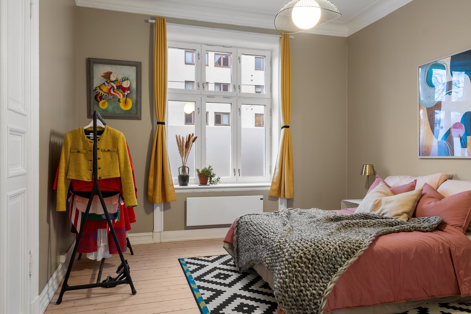 Hovedsoverommet er meget romslig og har god plass til stor seng og tilhørende møblement Galleribilde