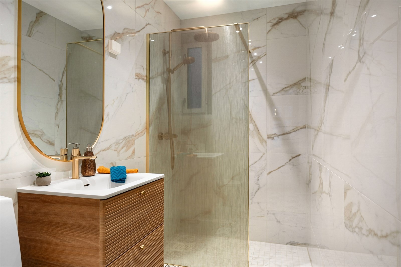 Badet er utstyrt med downlights, gulvvarme, dusjhjørne, mekanisk avtrekk og har opplegg for vaskemaskin Galleribilde