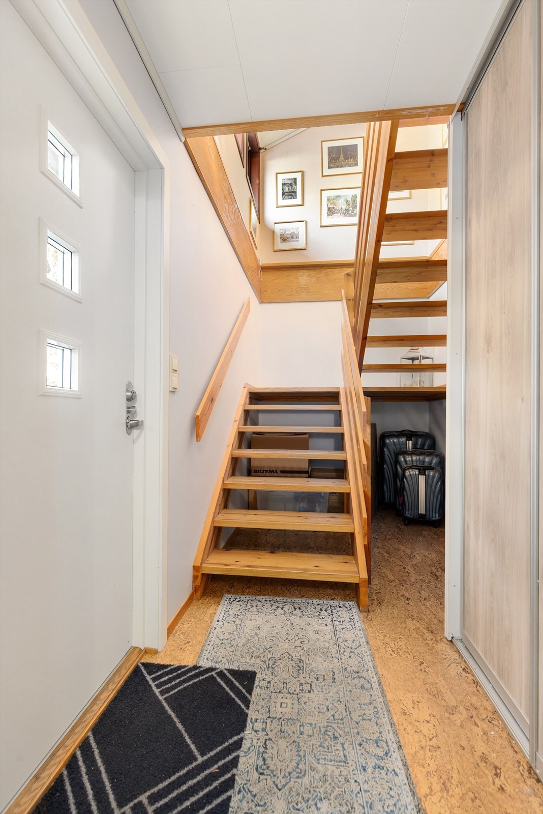 Med adkomst fra hyggelig inngangsparti kommer man inn i gangareal med nyere Langlo skyvedørsgarderobe med hyller og heng for klesoppbevaring. Galleribilde