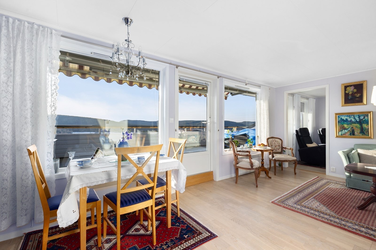 Leiligheten har en lys og koselig stue med delvis åpen løsning mot kjøkkenet. Stua har store, sydvendte vindusflater for godt lysinnslipp. Galleribilde