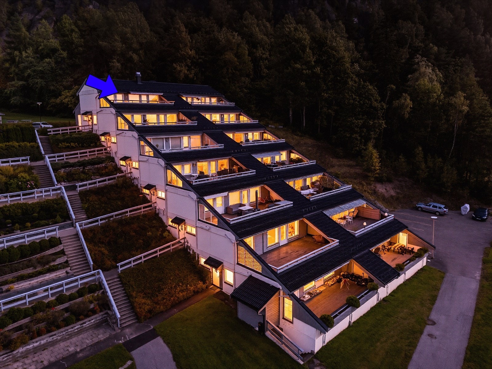 Lys og pen toppleilighet i terrassehus på Åfoss, med inngang fra bakkeplan og enkel adkomst fra garasje og gjesteparkering. Galleribilde