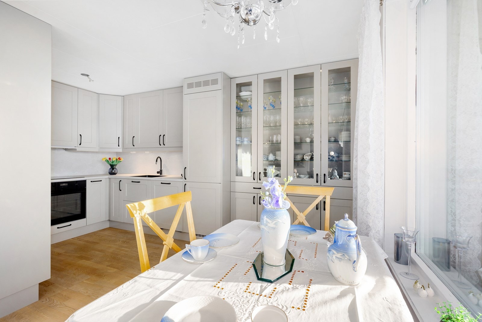 De mange glass-skapene gjør at fin-servicet virkelig kommer til sin rett! Galleribilde