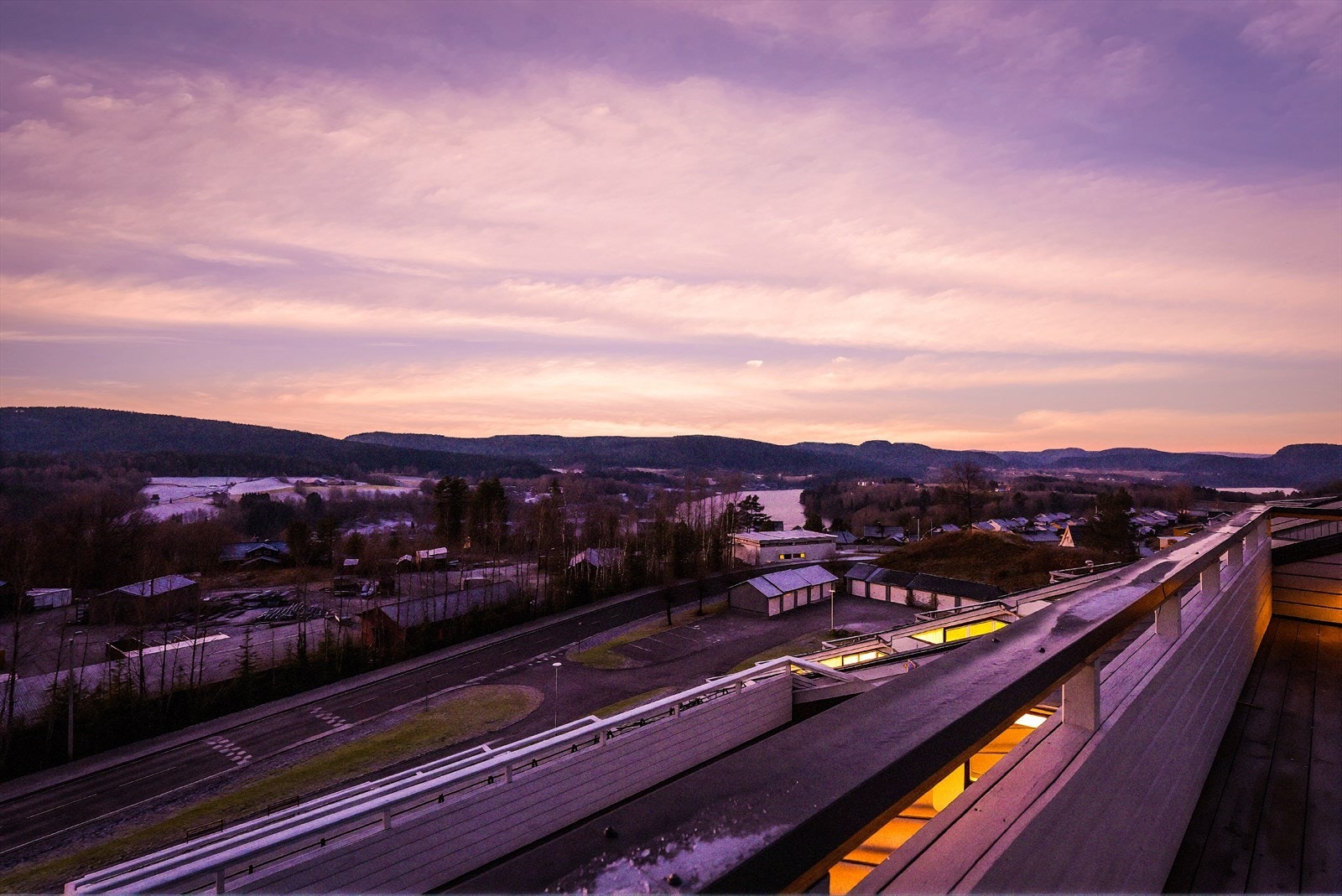 Den store terrassen er solrik og helt skjermet for innsyn - og med kanskje den beste utsikten på Åfoss! Galleribilde