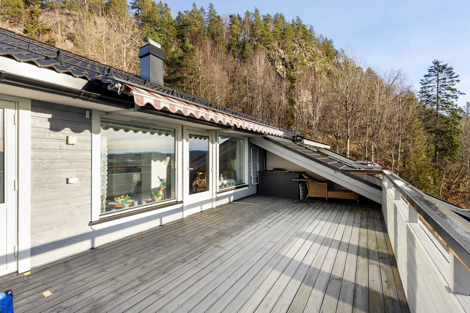 Fra stua er det utgang til meget romslig terrasse med god plass til diverse utemøbler. Galleribilde