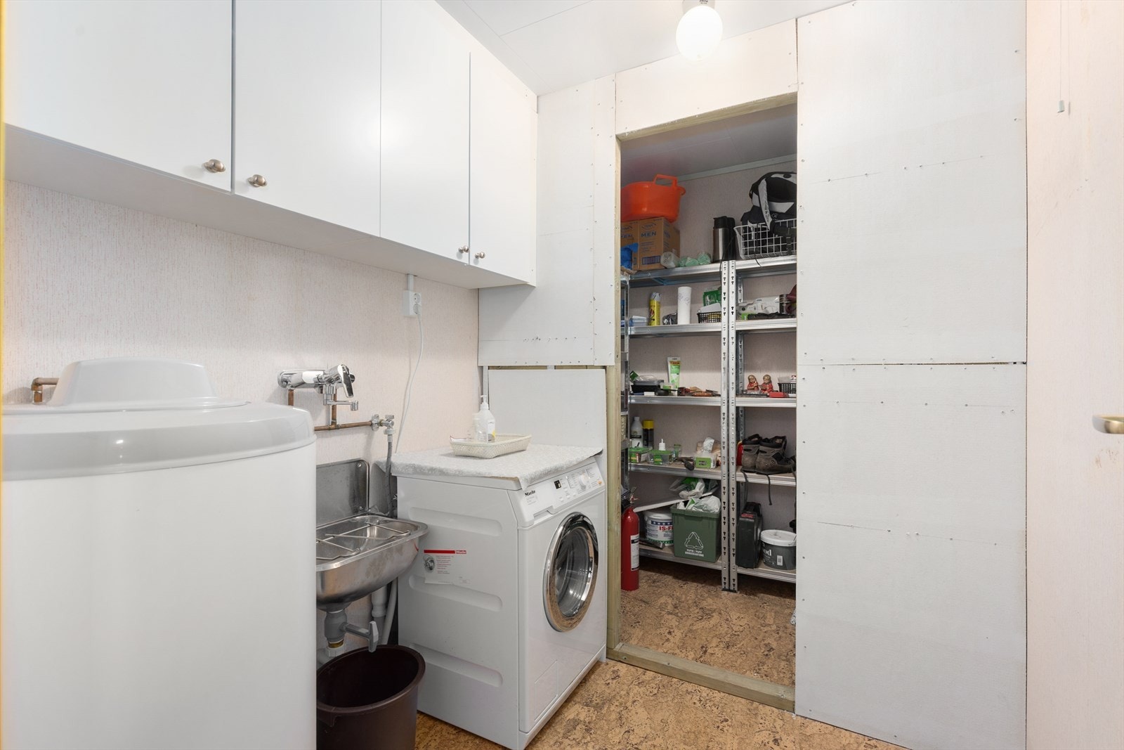 I denne etasjen er det også vaskerom med tilliggende bodplass. Vaskerommet er praktisk innredet med overskap, samt at det er nytt vaskekar med blandebatteri fra 2022 og opplegg for vaskemaskin. Varmtvannstank på ca. 200 liter fra 2022. Galleribilde