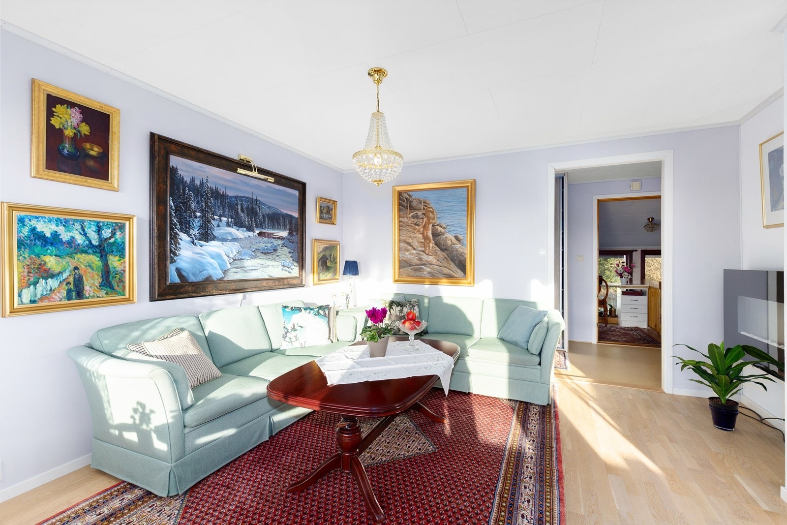 Det er installert kabel-tv og internett som er inkludert i de oppgitte felleskostnadene. Galleribilde