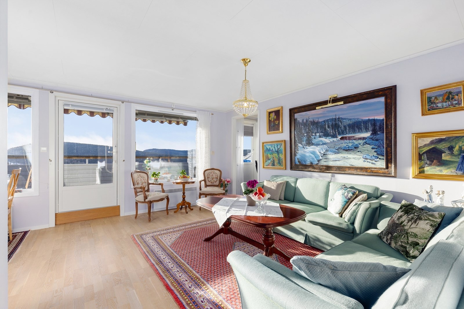 Boligen er påkostet betydelig siste tre årene, med blant annet flott nytt Huseby-kjøkken og nytt elektrisk hovedskap. Galleribilde