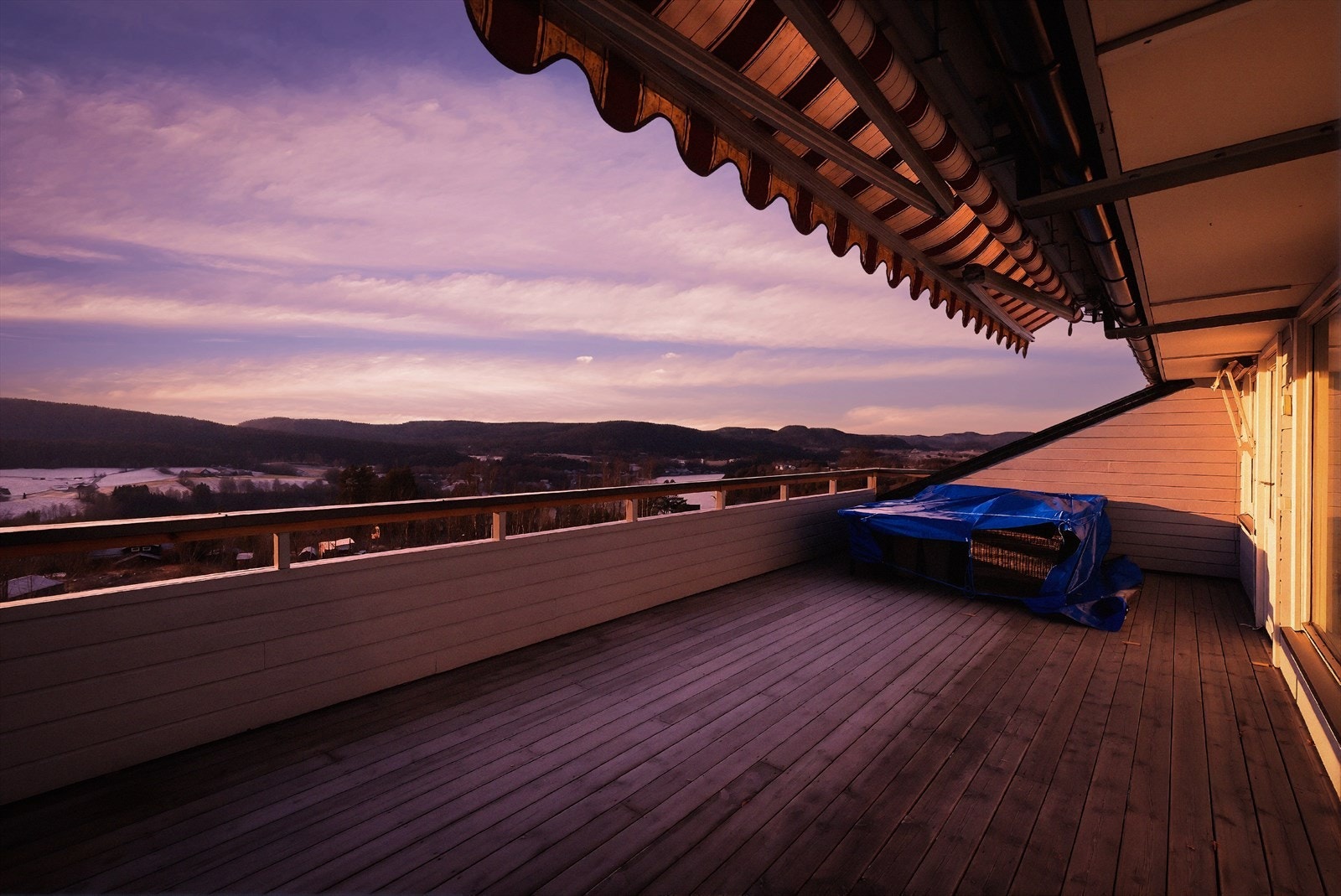Gangavstand til bla. dagligvare, barnehage, skole og idrettsanlegg. Flotte tur- og rekreasjonsområder samt badeplasser i umiddelbar nærhet. Galleribilde