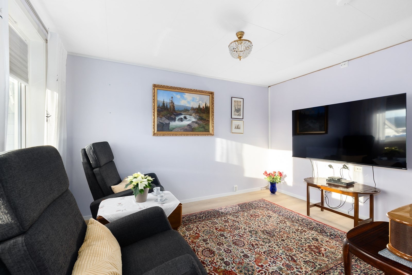 Leiligheten har i utgangspunktet to soverom, hvor det ene i dag er innredet som og benyttes til stue. Soverommet/stua vender mot syd, med dør ut til terrassen. Galleribilde