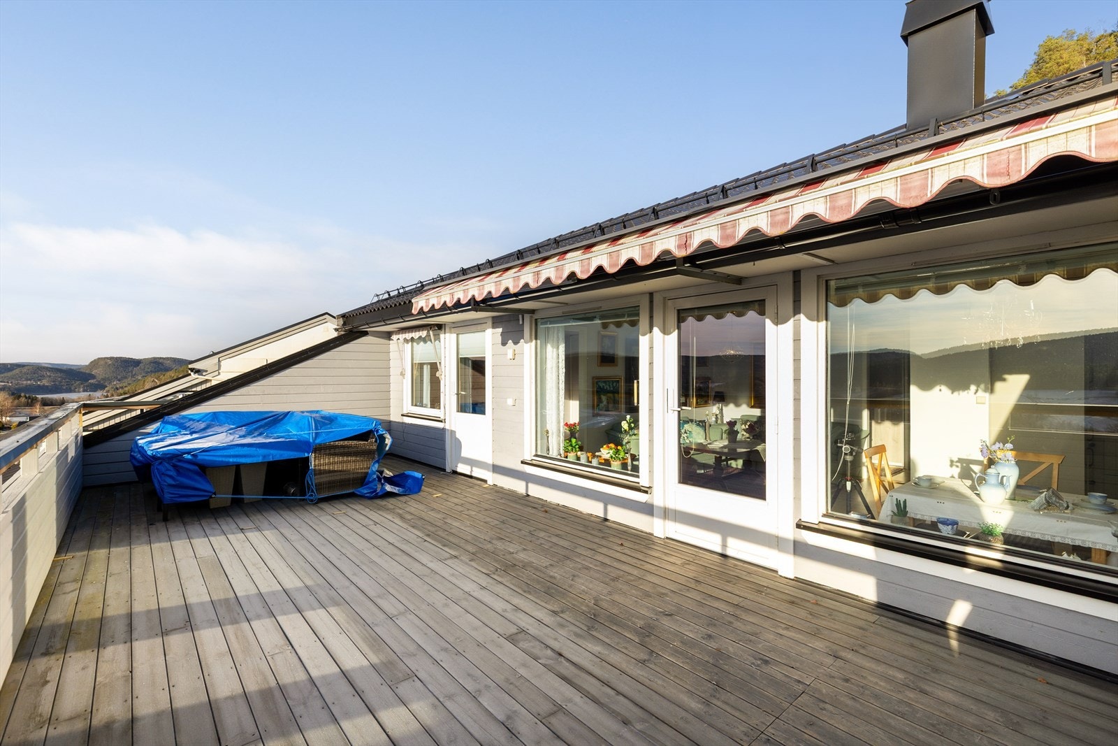 Det er montert markise over stuevinduer for solskjerming.
Borettslaget har skiftet papp og tremmegulv i impregnert materialet på terrassen i 2016. Galleribilde