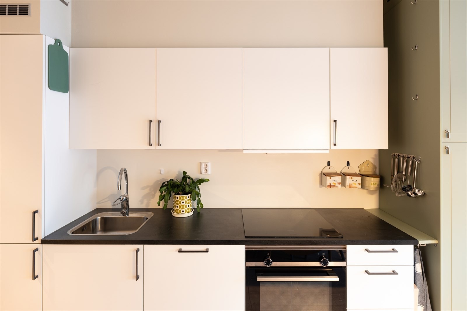 Integrerte hvitevarer på kjøkkenet er platetopp, stekeovn, oppvaskmaskin og kjøl/fryseskap. Disse medfølger handelen. Galleribilde