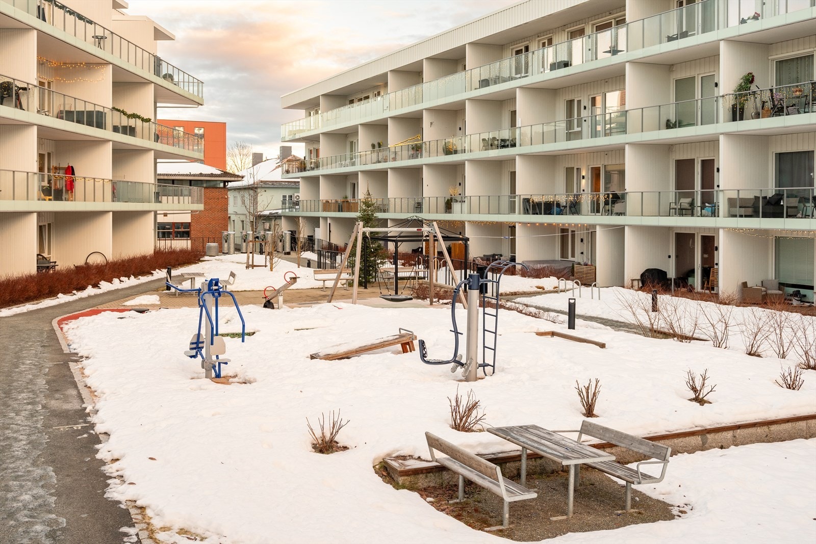 Flotte fellesareal med lekeplass for de minste og sittegrupper for de største. Galleribilde