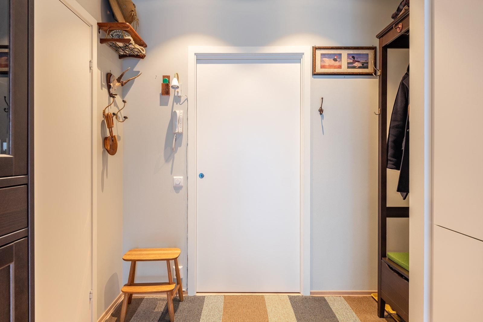 Innbydende entré med plass til oppbevaring av både sko og yttertøy. Galleribilde