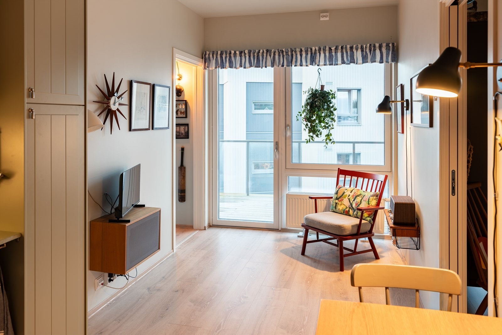 Leiligheten byr på stue og kjøkken i åpen løsning, to soverom, bad, stor balkong og entré. Det medfølger også bod i kjeller. Galleribilde