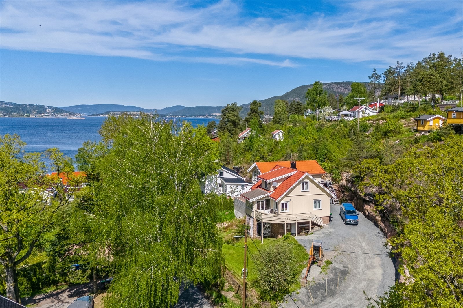 Tomten er pent opparbeidet med gatetun, gruset oppkjørsel, hage og hellelagte uteområder. Galleribilde